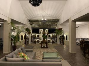 a lobby with couches and a table in a building at Casa Hotel Las Orquideas in Circasia