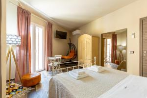 1 dormitorio con cama, silla y espejo en BnB Sant'Alfonso, en Agrigento