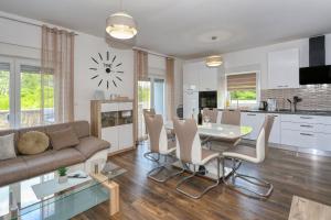 ein Wohnzimmer mit Sofa und Tisch in der Unterkunft Apartments Laguna in Nin