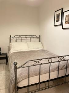 sypialnia z łóżkiem z metalową ramą w obiekcie Mole Cottage w mieście Stocksfield