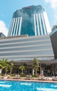 Riu Plaza Panamá内部或周边的泳池