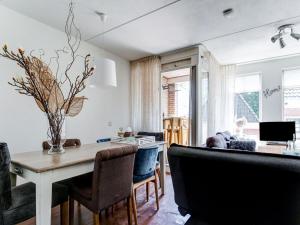 - une salle à manger et un salon avec une table et des chaises dans l'établissement Beautiful apartment in city center, à Leeuwarden