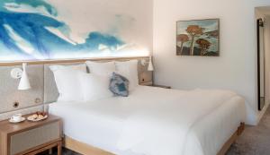 Postel nebo postele na pokoji v ubytování Portola Hotel & Spa