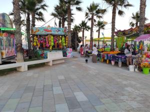 A garden outside Bungalow soleado a 100 metros de La Playa