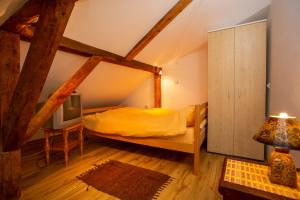 En eller flere senge i et værelse på Apartmani Stanojevic Sokobanja