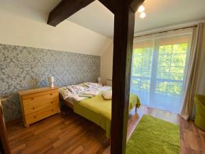 מיטה או מיטות בחדר ב-Miodowa Polana