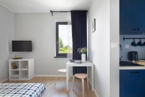 - une chambre avec un bureau, un lit et une fenêtre dans l'établissement WOLNE CHWILE, à Osiek