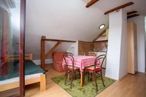 a kitchen and dining room with a table and chairs at Apartmani Stanojevic Sokobanja in Soko Banja
