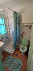 アフィトスにあるPaperboat apartmentのバスルーム(緑のトイレ、シャワー付) +22枚の写真