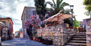 アフィトスにあるPaperboat apartmentの通りに腰掛けた傘