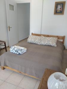 een slaapkamer met een bed met een tafel en een tafel bij Hermes Apartment -1 in Nafplio