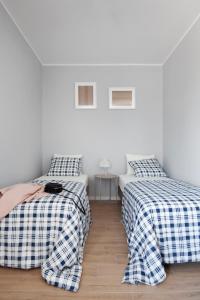 two beds sitting next to each other in a room at WOLNE CHWILE in Osiek