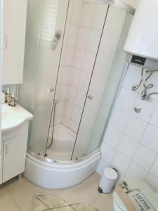 um chuveiro com uma porta de vidro na casa de banho em Apartman Anamaria em Gospić