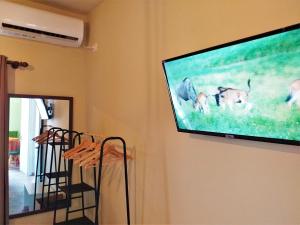 TV a/nebo společenská místnost v ubytování REMVI Apartments Assos