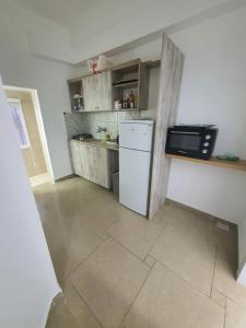 una piccola cucina con frigorifero e forno a microonde di Laila's studio a Haifa