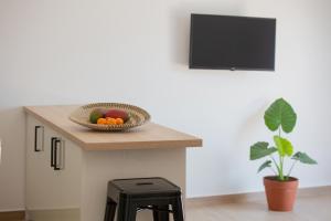 Televízia a/alebo spoločenská miestnosť v ubytovaní Peratzada