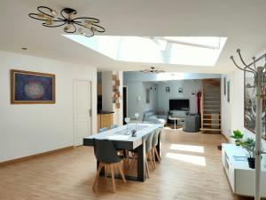 - une salle à manger et un salon avec une table et des chaises dans l'établissement Luxury Loft Lourdes, à Lourdes