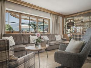 A seating area at Aparthotel Stacherhof