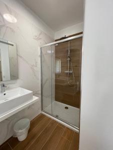 ein Badezimmer mit Dusche und Waschbecken in der Unterkunft Esperia 1 Piscina e Parcheggio in Caorle + 13 Fotos