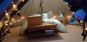 Pokój z łóżkiem z lustrem i lampkami w obiekcie The Homestead w mieście West Parley