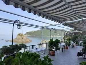 un patio con tavoli, sedie e vista sull'oceano di Asseu a Sestri Levante