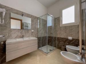 Koupelna v ubytování Karpignàna Hotel