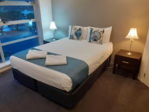 Postel nebo postele na pokoji v ubytování Esplanade Apartments