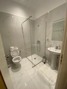 Koupelna v ubytování Deni's Hotel