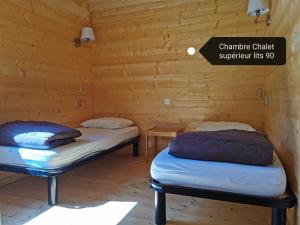 アノットにあるLe Pré Martin, Village de Chaletsのベッド2台 木製の壁の部屋