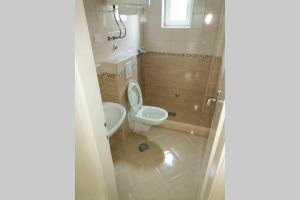 La salle de bains est pourvue de toilettes, d'un lavabo et d'une douche. dans l'établissement Apartman Danica, à Herceg-Novi