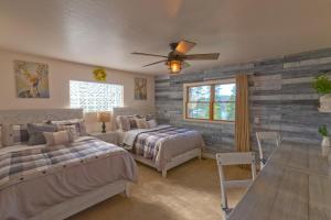 Un dormitorio con dos camas y un ventilador de techo. en Cozy mountain retreat with lake views near Yosemite, en Groveland