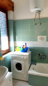 lavadero con lavadora en el baño en Mare&Monti II, en Telti