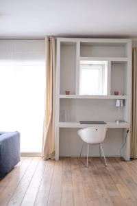ein Wohnzimmer mit einem Schreibtisch und einem Stuhl in der Unterkunft THE PARLIAMENT FLATS in Brüssel