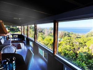 um quarto com janelas e vista para o oceano em Aeolian Ranch Guest house em Kailua-Kona