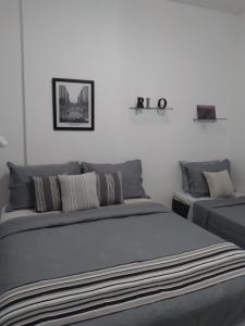 1 dormitorio con 2 camas en Studios Atlantica Prime, en Río de Janeiro