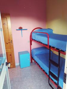 Katil dua tingkat atau katil-katil dua tingkat dalam bilik di Casa vacanze Wally a Posada, Sardegna