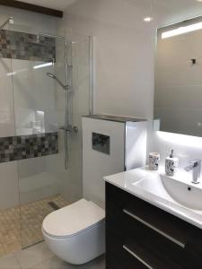 Un baño con inodoro, lavabo y ducha. en Bungalow Portos with amazing privet garden, en Playa del Inglés