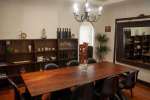 - une salle à manger avec une table, des chaises et un miroir dans l'établissement Hidden Weekend Getaway in NoHo, à Los Angeles