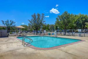 una piscina con una valla alrededor en Motel 6-Red Bluff, CA, en Red Bluff