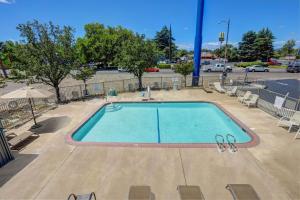 Het zwembad bij of vlak bij Motel 6-Red Bluff, CA