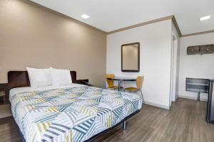 Een bed of bedden in een kamer bij Motel 6-Red Bluff, CA
