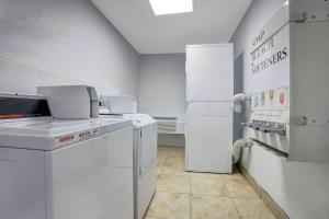 una cocina con electrodomésticos blancos en una habitación en Motel 6-Red Bluff, CA, en Red Bluff