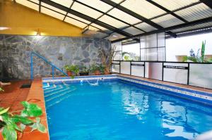 a large swimming pool in a building at Departamentos KA.RI.VE in Termas de Río Hondo