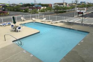 a large swimming pool on top of a building at Three Cheers in Ocean City