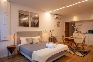 Una cama o camas en una habitación de Lemago Porto Apartments - Poveiros