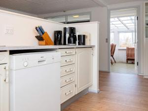 Kuchyň nebo kuchyňský kout v ubytování 6 person holiday home in Ebeltoft
