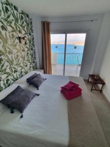 ベニドルムにあるPortofino Levante Beachのベッドルーム1室(ベッド1台付)が備わります。