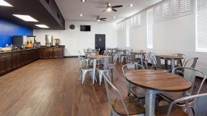 - un restaurant avec des tables et des chaises dans une salle dans l'établissement SureStay Hotel by Best Western Phoenix Airport, à Phoenix