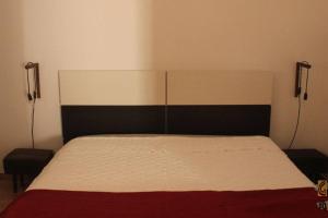 um quarto com uma cama e uma cabeceira em preto e branco em Gosto do Campo em Lavre