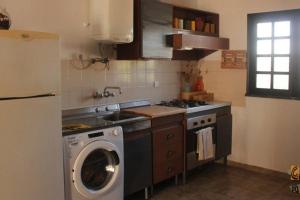a kitchen with a washing machine and a washer at Gosto do Campo in Lavre